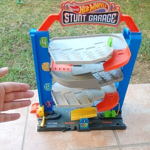 Παιχνιδολαμπάδα City Stunt Γκαράζ GNL70 για 4+ Ετών Hot Wheels