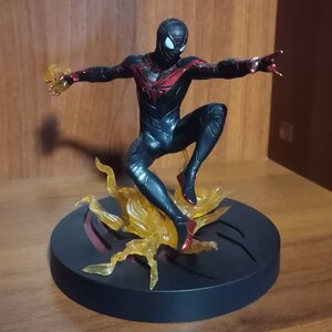 Diamond Select Toys Marvel: Spiderman Miles Morales Φιγούρα 25εκ. JUN212283