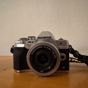Olympus OM-D E-M10 Mark IV Mirrorless Φωτογραφική Μηχανή Kit (ED 14‑42mm F3.5‑5.6 EZ Pancake) Ασημί