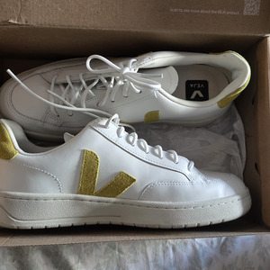 VEJA V-12 Leather Extra White / Liquor – Νο 40