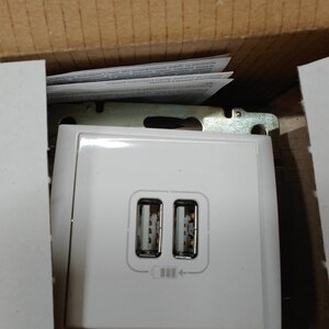 Legrand Valena Χωνευτή Πρίζα με 2 Θύρες USB Λευκή 770470