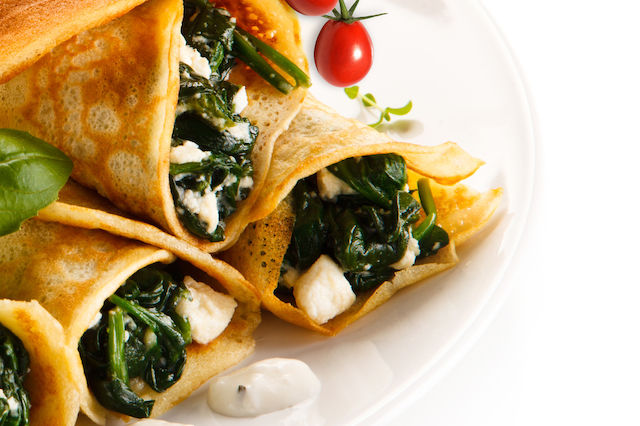 Make a tortilla with spinach and cheese