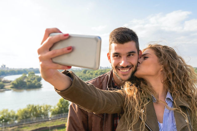 Was soll man beim ersten Date tragen? Sehen Sie Ideen für beeindruckende Looks!