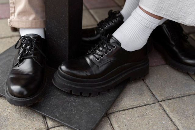 Slipper mit Socken - Wie man die trendige Kombination trägt | Trendalarm