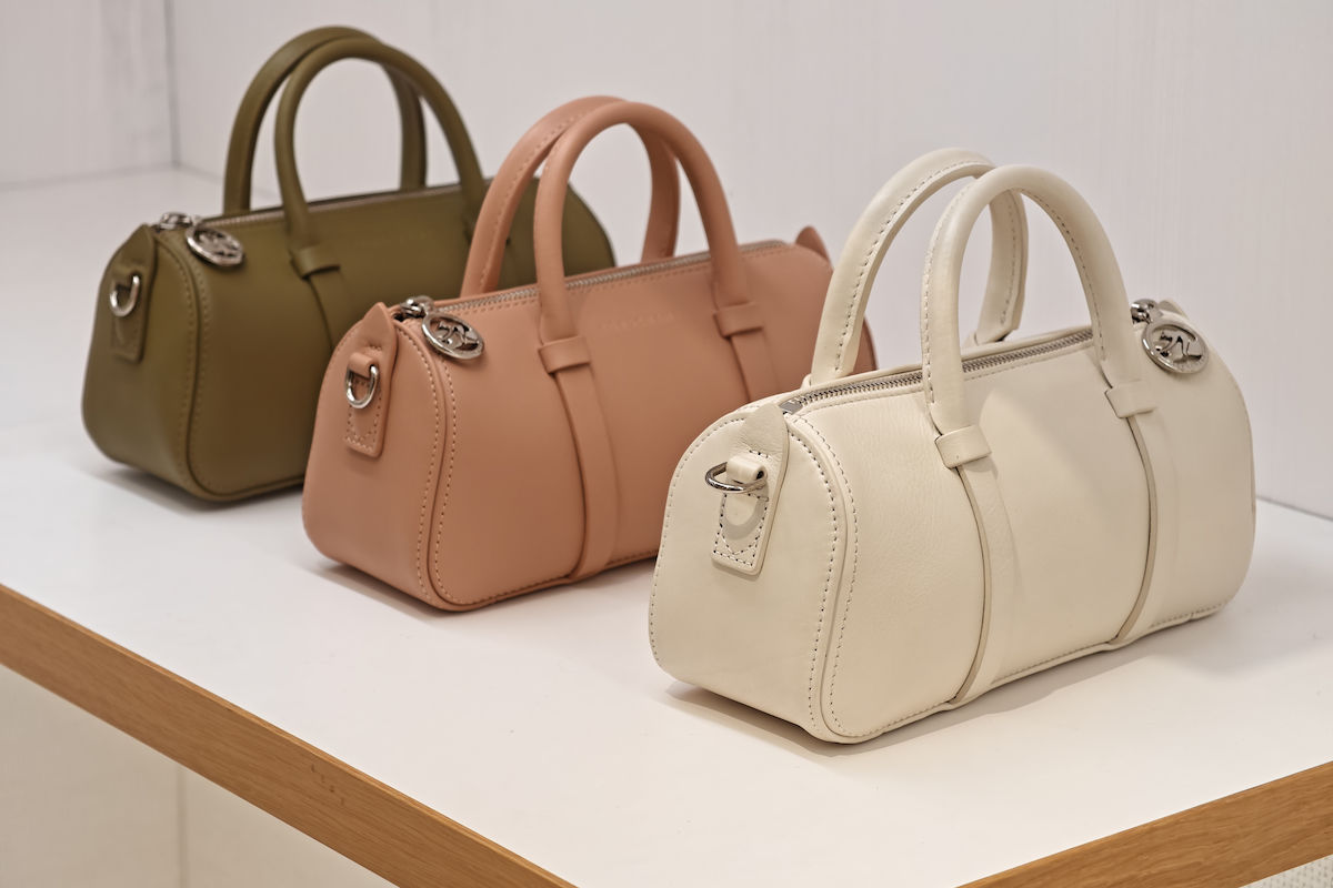 The Bag Shape of 2026: Γιατί η Barrel Bag αντικαθιστά κάθε άλλη τσάντα στη ντουλάπα σου