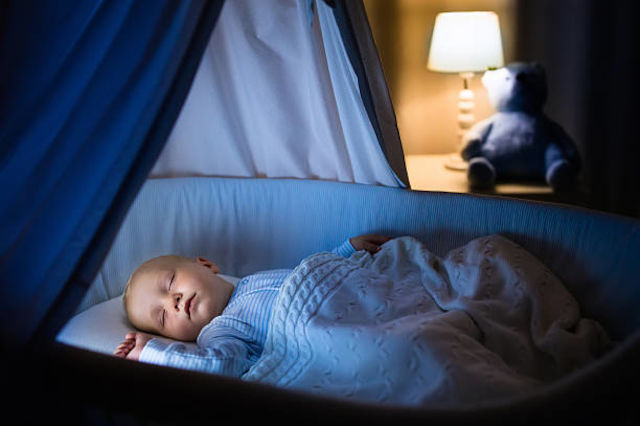 Ideale Umgebung für den Schlaf des Babys im Winter