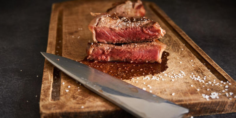 Grille das perfekte Steak und werde zum Meisterkoch des Tsiknopempti!