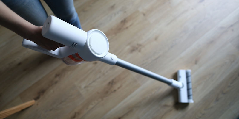 Aspirator vertical vs. robot: ce se potriveste casei tale?