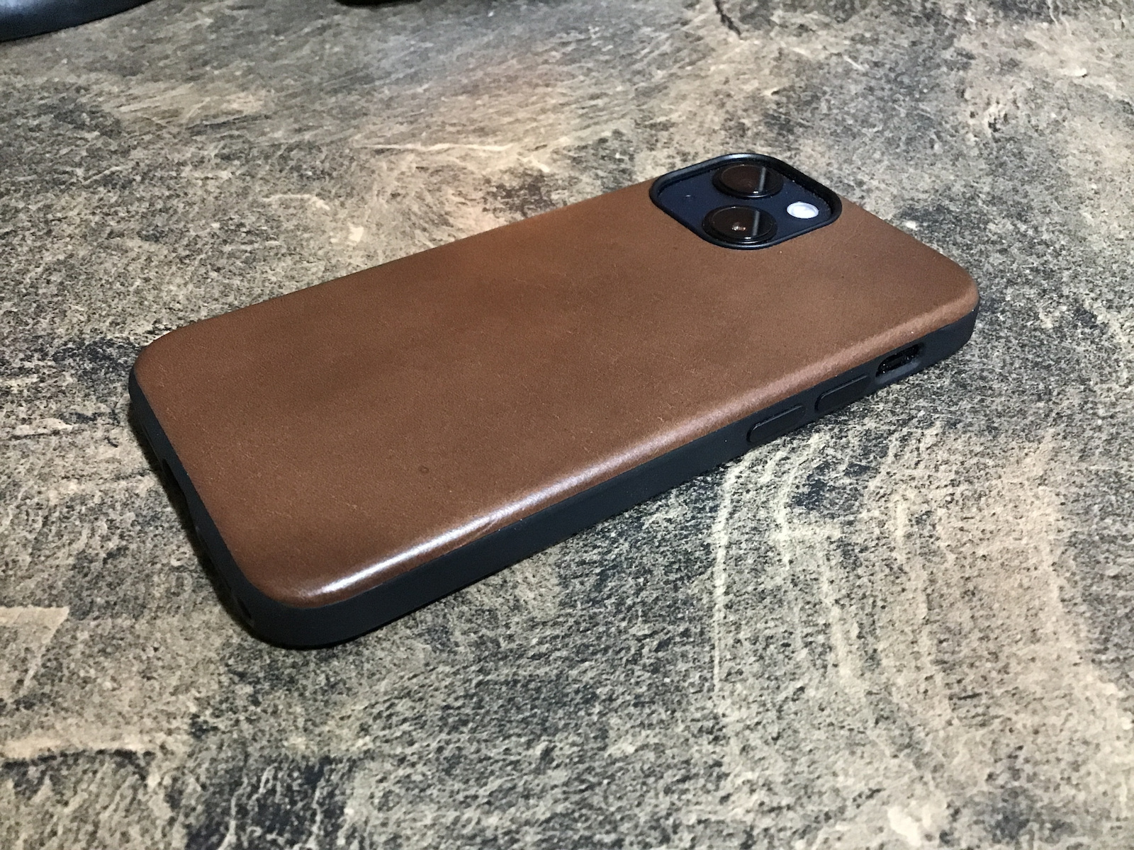 Nomad Modern Leather Umschlag Rückseite Leder Rustic Brown (iPhone 13 Mini) NM01057185