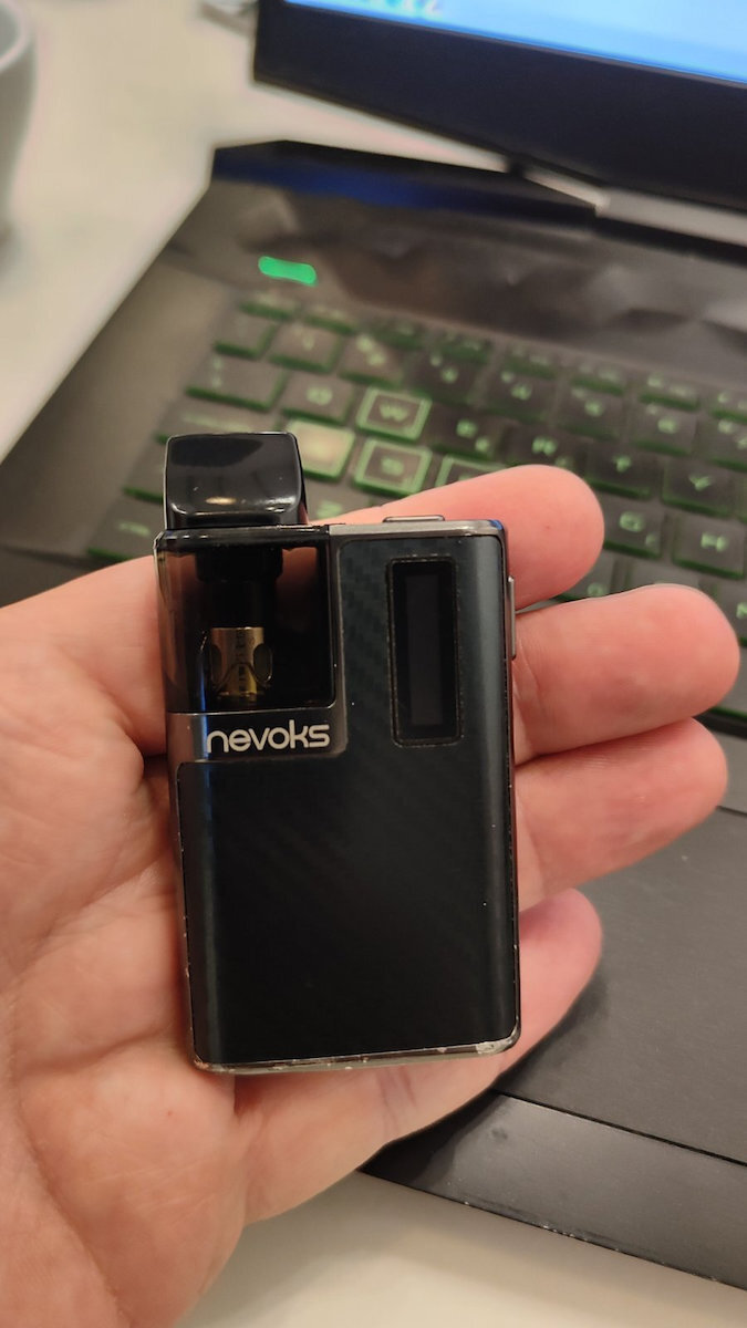 e-liquide avec nicotine 12 mg Nevoks Pagee Air Pod Kit Imperial Gold