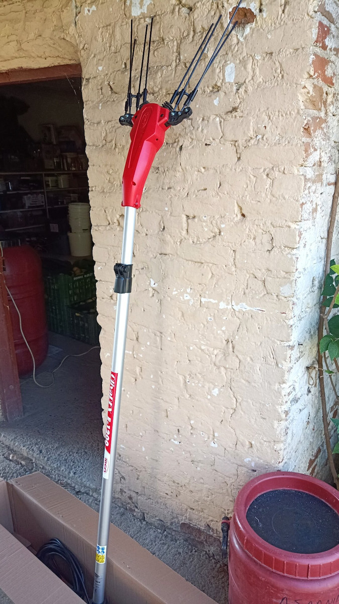 IBEA Olivenernter Batterie Typ Harke mit Stange 3.1m und Gewicht 2.5kg