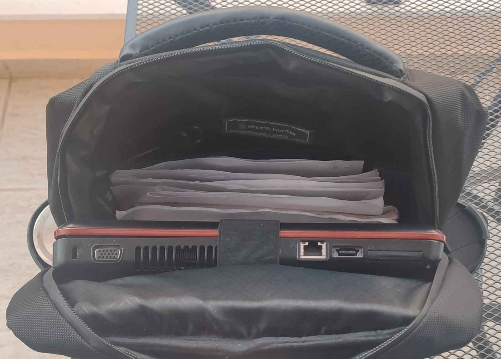 Arctic Hunter B00121C Водоустойчива Раница За Лаптоп 15.6" С USB Порт В Черен Цвят