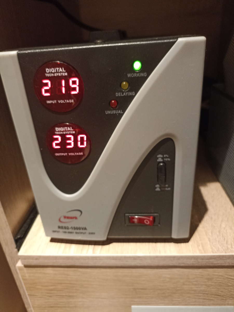 VMARK RE02-1500VA Voltage Regulator Relay with 1 Socket Current