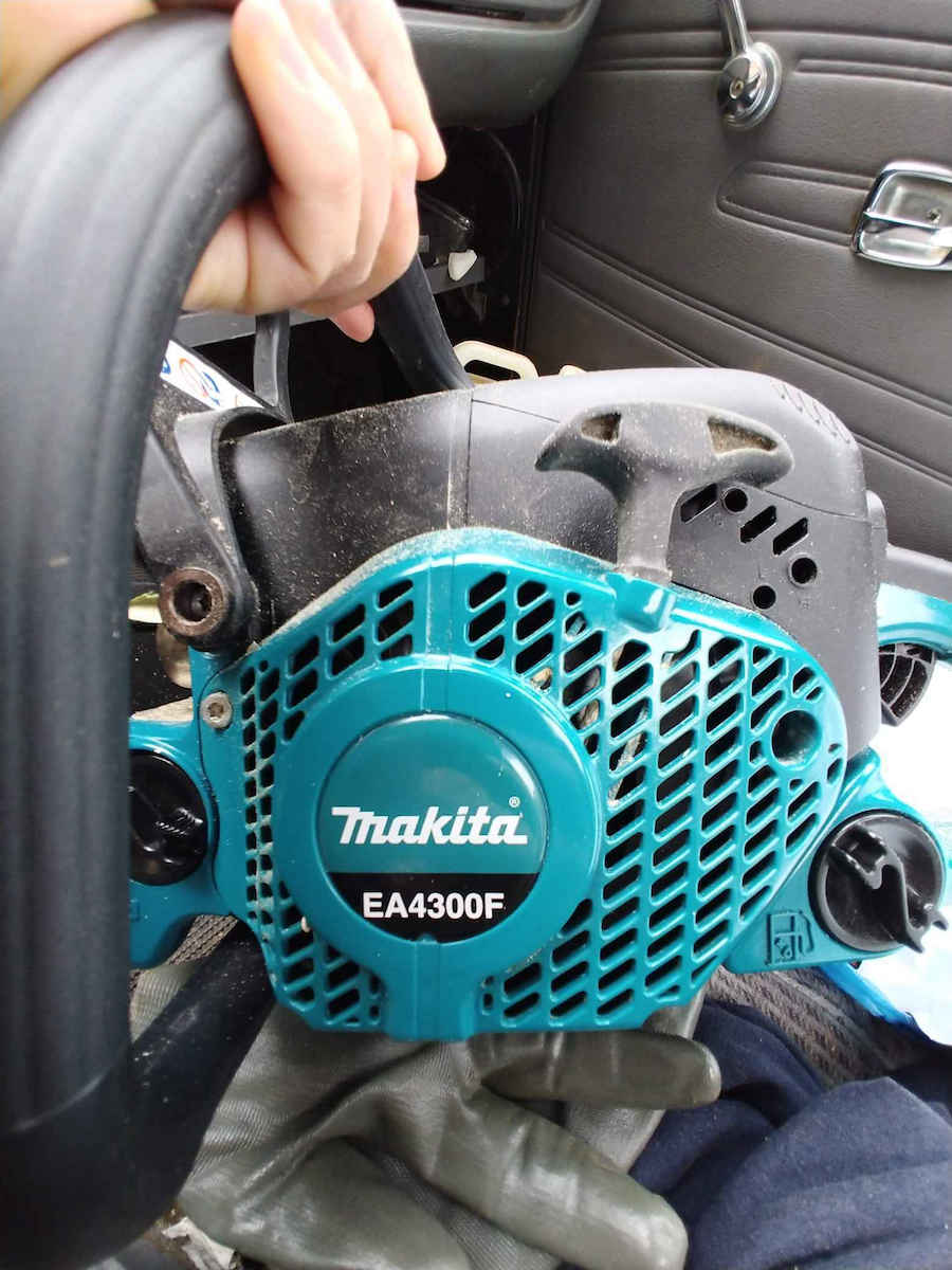 Makita Gasoline Chainsaw 4.9kg with Bar 45cm and Easy Start