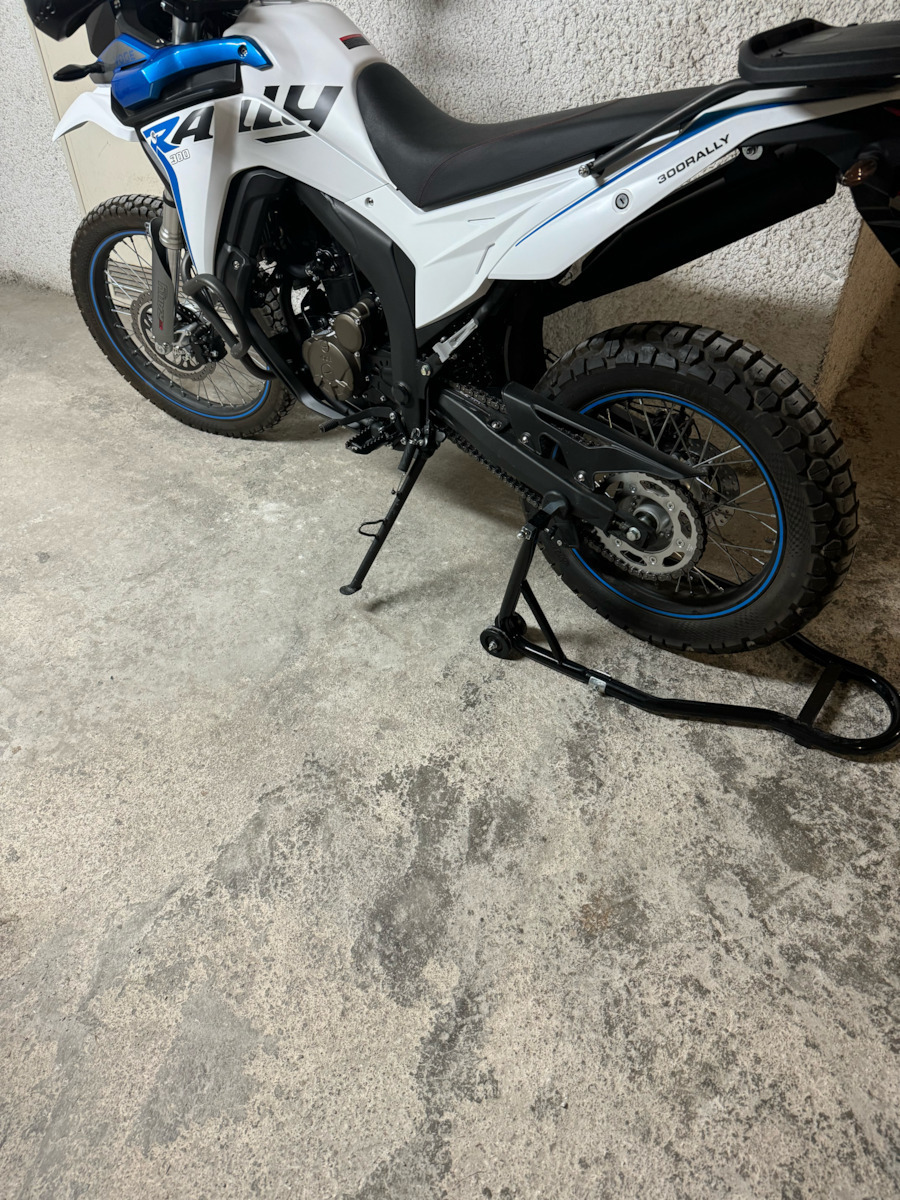 Stand de ridicare a roții din spate a motocicletei