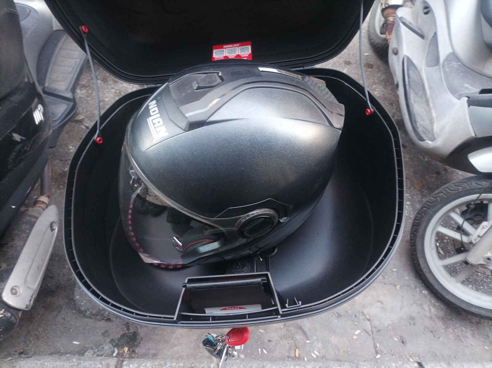 Givi E340 Vision Monolock Bagaj Motocicletă cu Reflectorizante Roșii 34lt Neagră