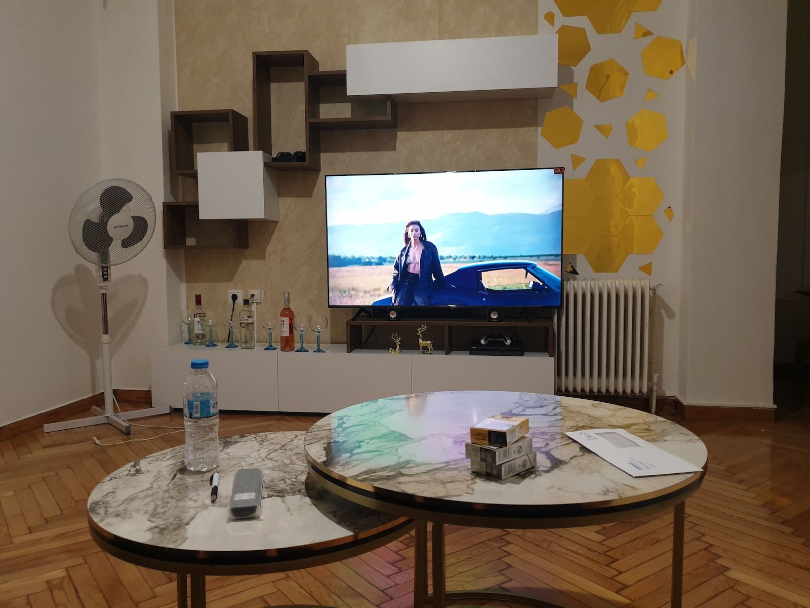 Unitate TV pentru sufragerie Stamatia White / Walnut L210xA36.8xÎ46.8buc