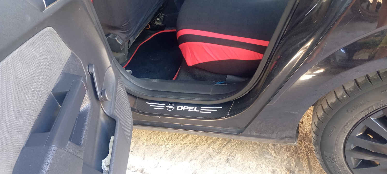 Autoline Set of Front and Rear Mats Universal 4pcs Black / Red