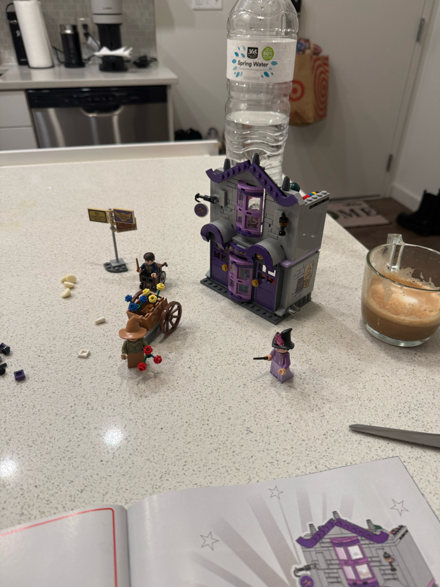 LEGO Harry Potter Harry Potter Ollivanders & Madam Malkin's Robes Pentru 8+ Ani 744 Piese