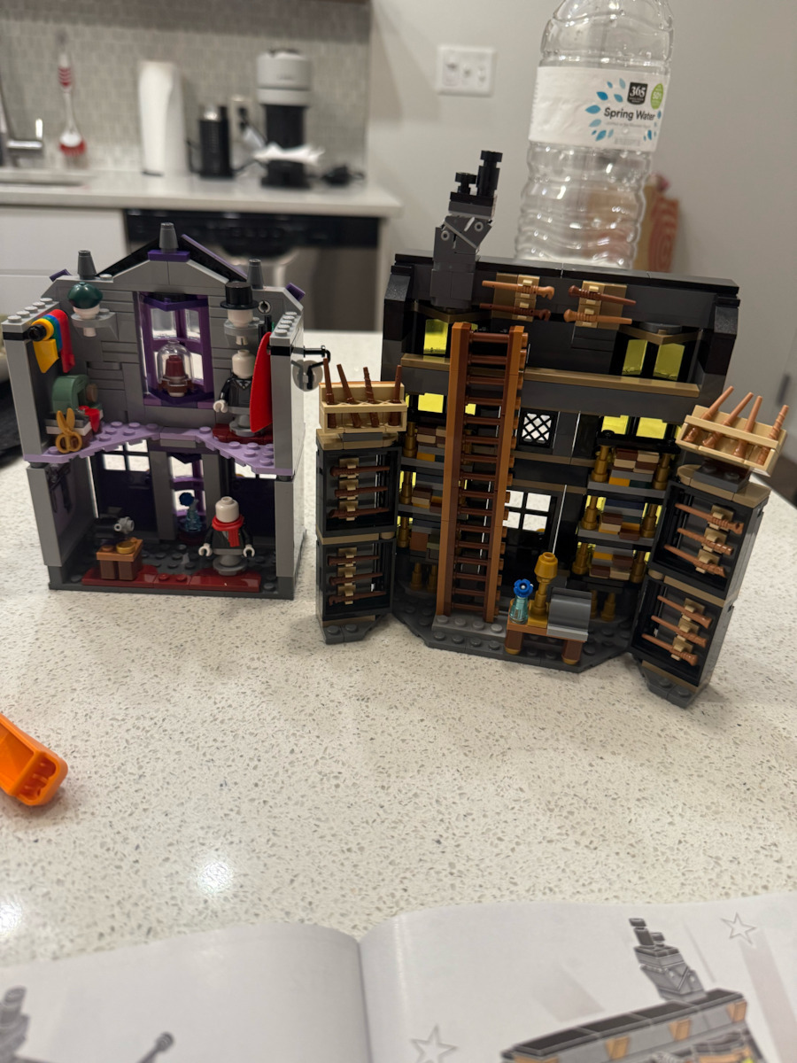 LEGO Harry Potter Harry Potter Ollivanders & Madam Malkin's Robes Pentru 8+ Ani 744 Piese