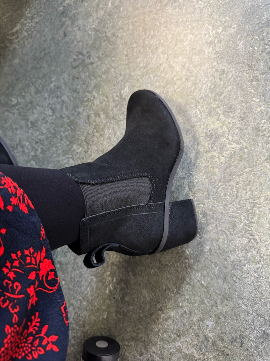 Evelyn Chelsey Leather Women's Chelsea Boots with Medium Heel Black