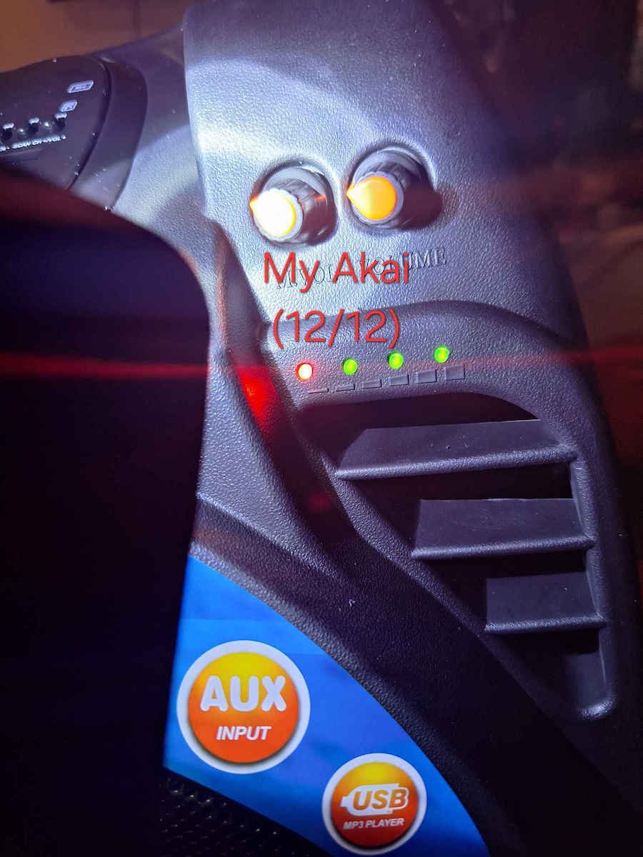 Akai Proffesional Karaoke-Lautsprecher mit Kabellosem Mikrofon SS023A-X10 SS023A-X10 Schwarz