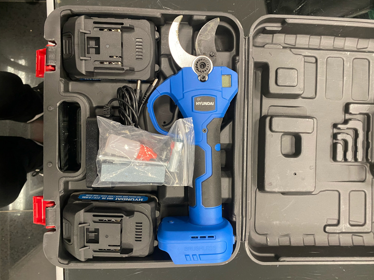 Hyundai HSB 4126 Pruning Shears Battery Brushless 21V 2x2.6Ah with Maximum Cutting Diameter 40mm in Carrying Case
