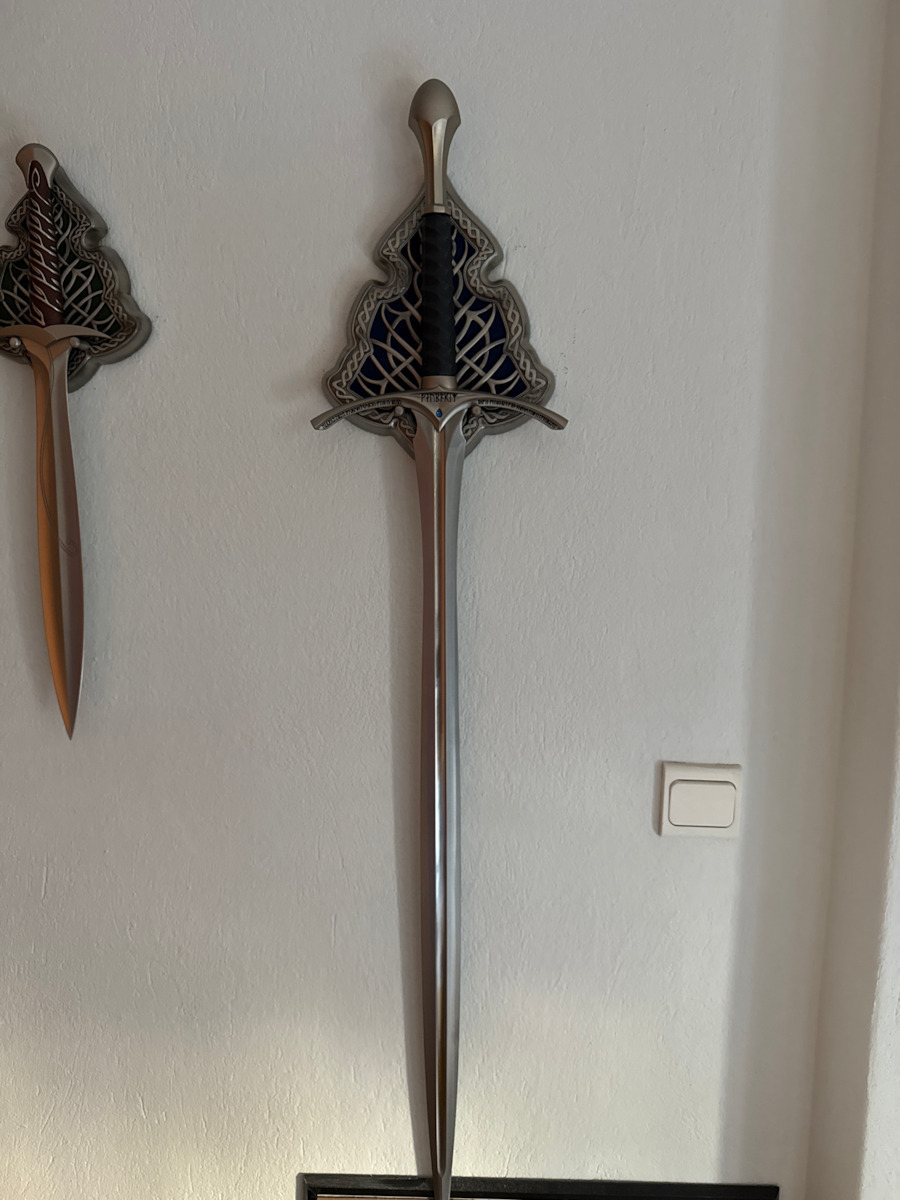 The Noble Collection Hobbit Glamdring Gandalf's Sword Replica 120cm Length Scale 1:1