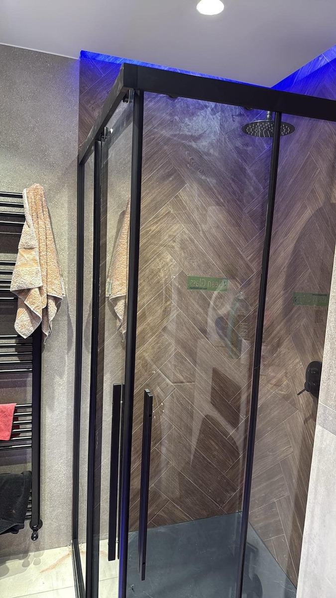 Devon Flow Corner Entry Kabine für Dusche mit Schieben Tür 110x70x195cm Sauberes Glas Schwarz Matt
