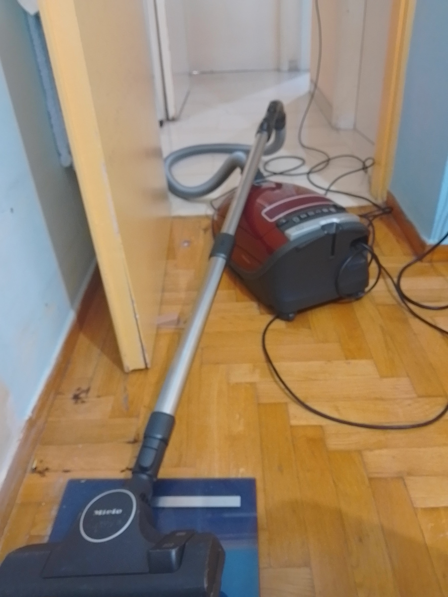 Miele Complete C3 125 Gala Edition Aspirator 890W cu sac 4.5lt Roșie