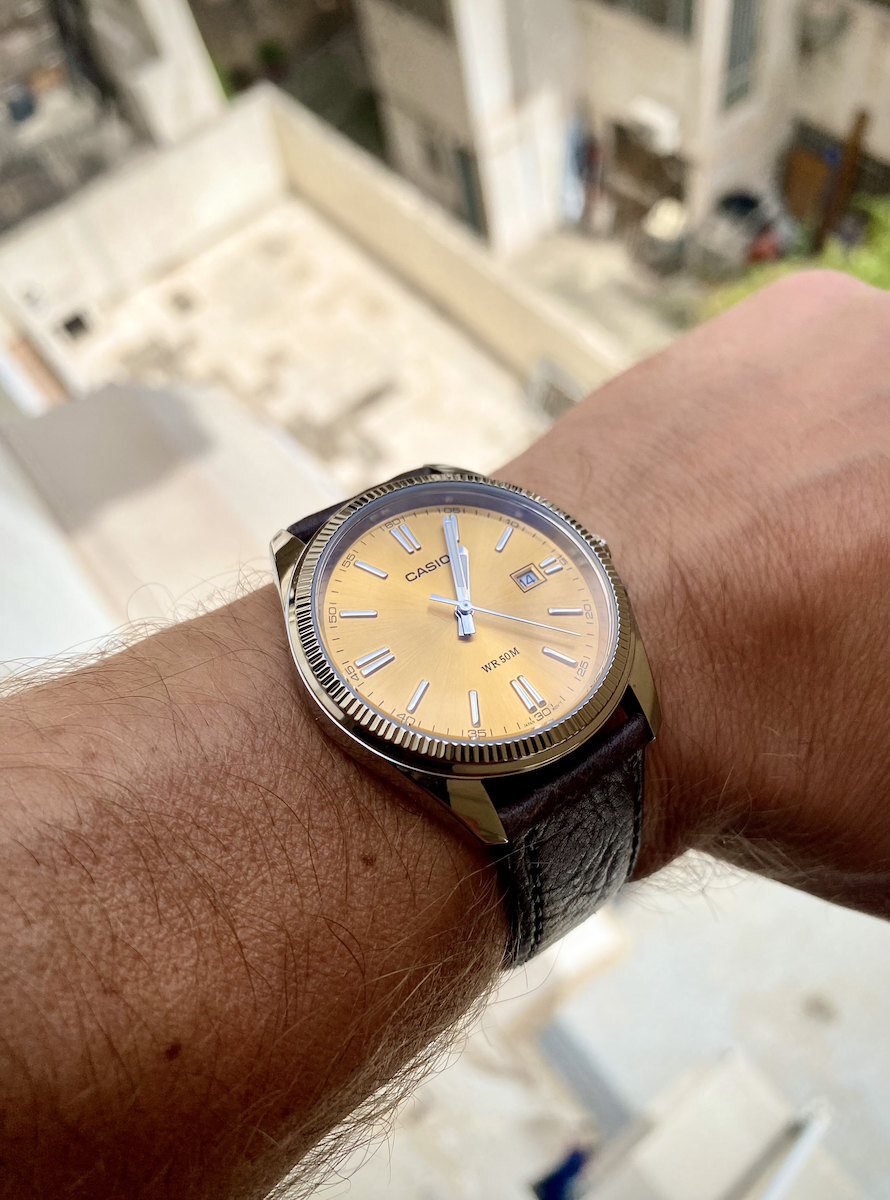 Casio Мъжки Часовник 43mm На Батерия със Сребърна Метална Гривна