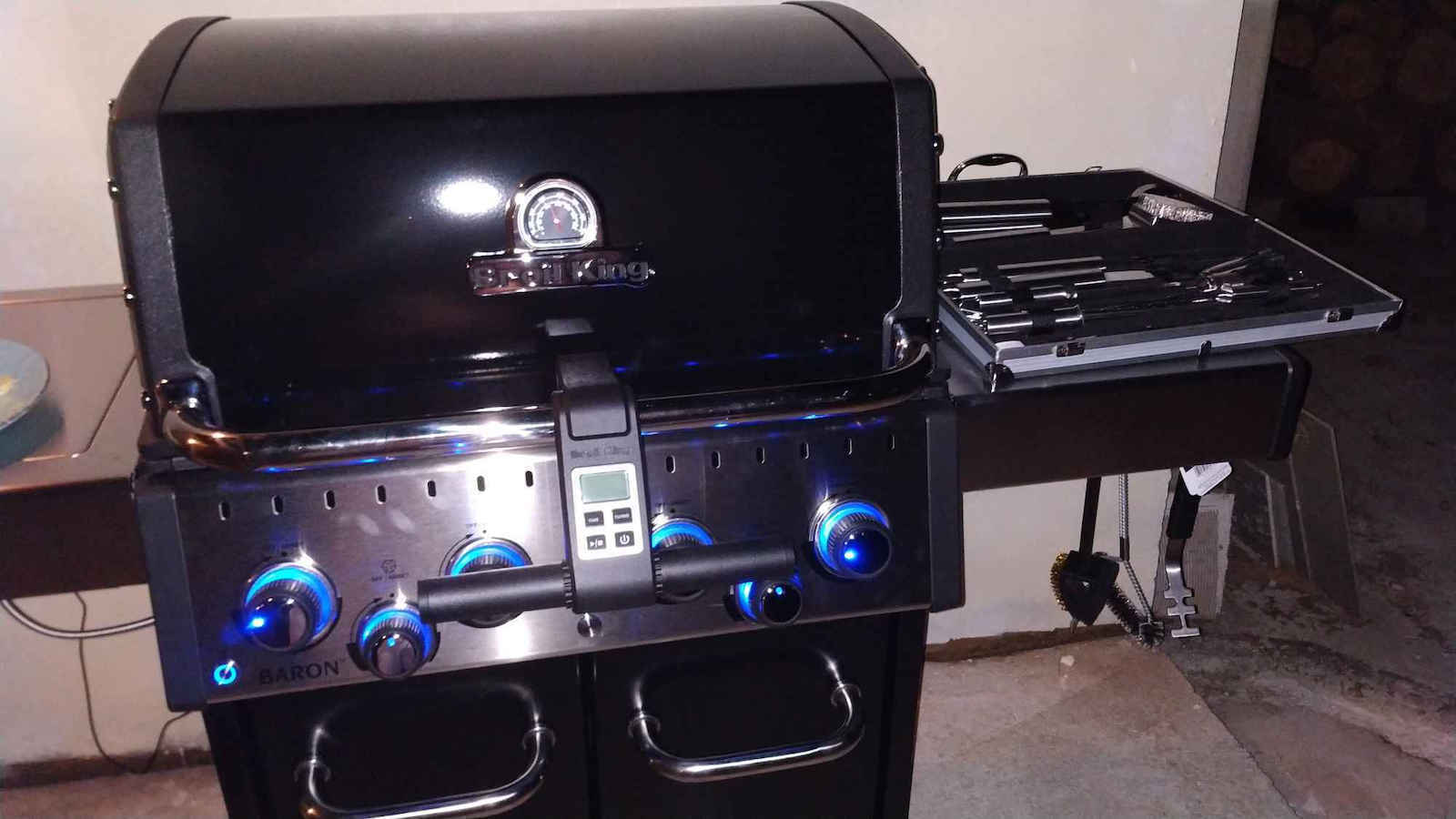 Broil King Baron S 490 Газово Барбекю Чугунена Решетка 65брx44брсм. с 4 бр 12.4кВт и Страничен Нагревател Инфрачервена