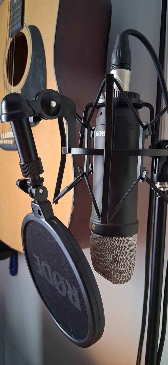 Rode NT1 5th Generation Signature Series Condenser Microphone XLR Shock Mounted for Vocals