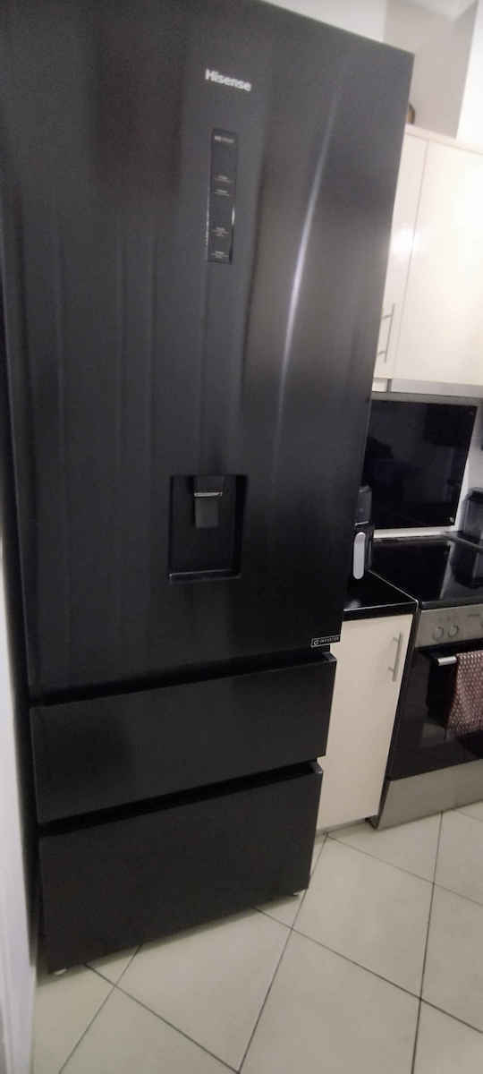 Hisense Kühl-Gefrierkombination 493Es Total NoFrost H200xB70.4xT69.4cm. Schwarz RT641N4WFE1