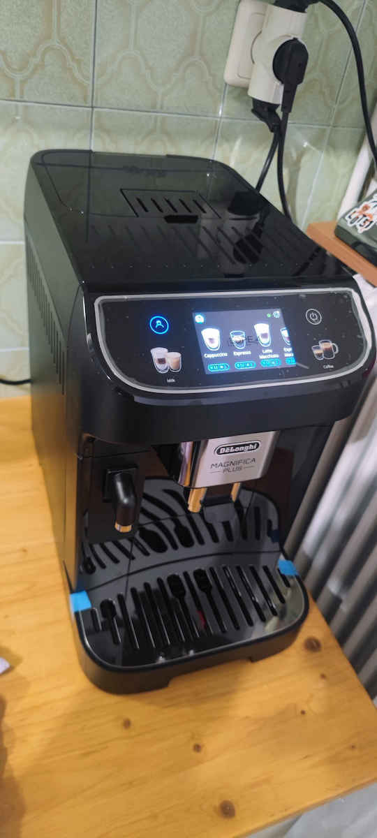 De'Longhi Magnifica Plus Automatic Espresso Machine 1450W Pressure 15bar for Cappuccino with Grinder Black