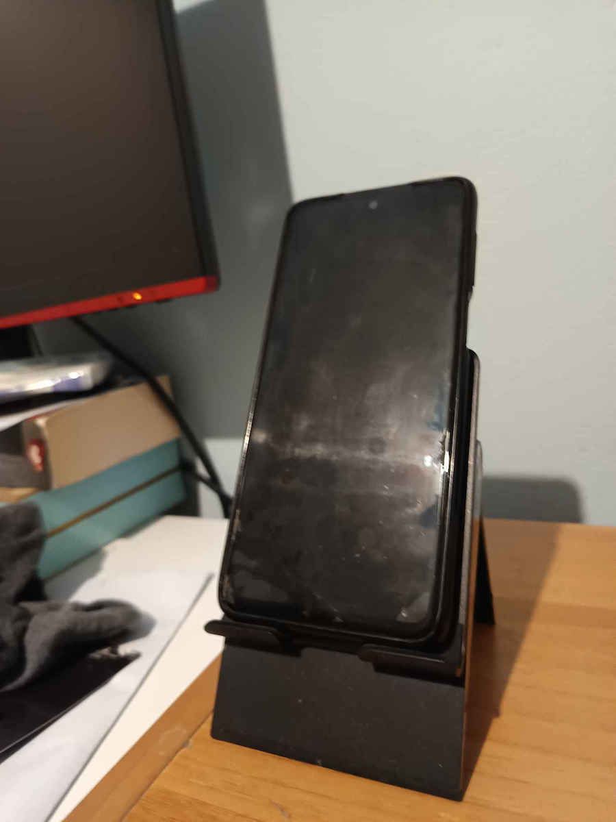 Ugreen LP247 Desk Stand for Mobile in Black color