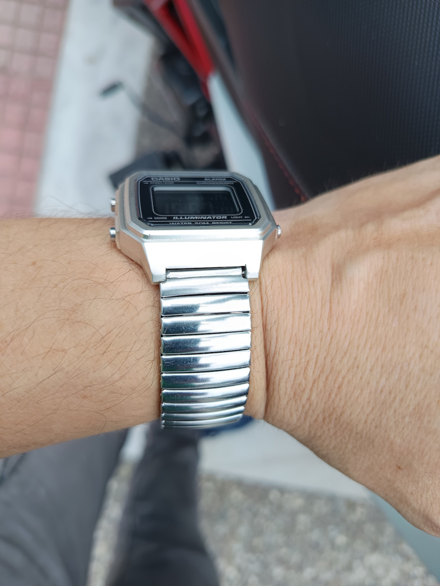 Casio Ψηφιακό Ανδρικό Ρολόι 43mm Χρονογράφος Μπαταρίας με Μαύρο Καουτσούκ Λουράκι