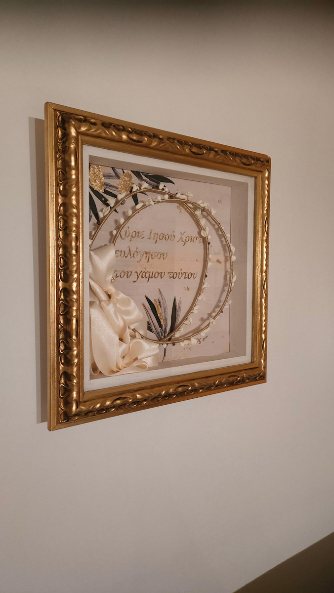 Wooden Carved Luxury Gold Wedding Crown Case with Glass 30x30 cm Wall-Mounted Fabric Background Olive Gold Stamping Wish