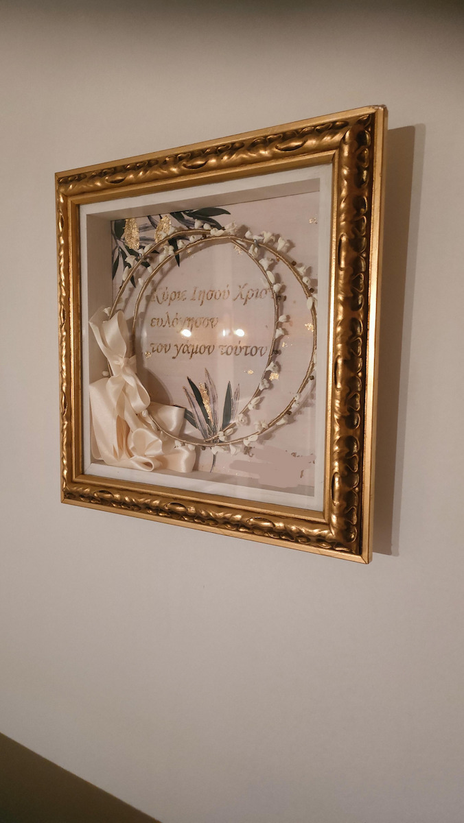Wooden Carved Luxury Gold Wedding Crown Case with Glass 30x30 cm Wall-Mounted Fabric Background Olive Gold Stamping Wish