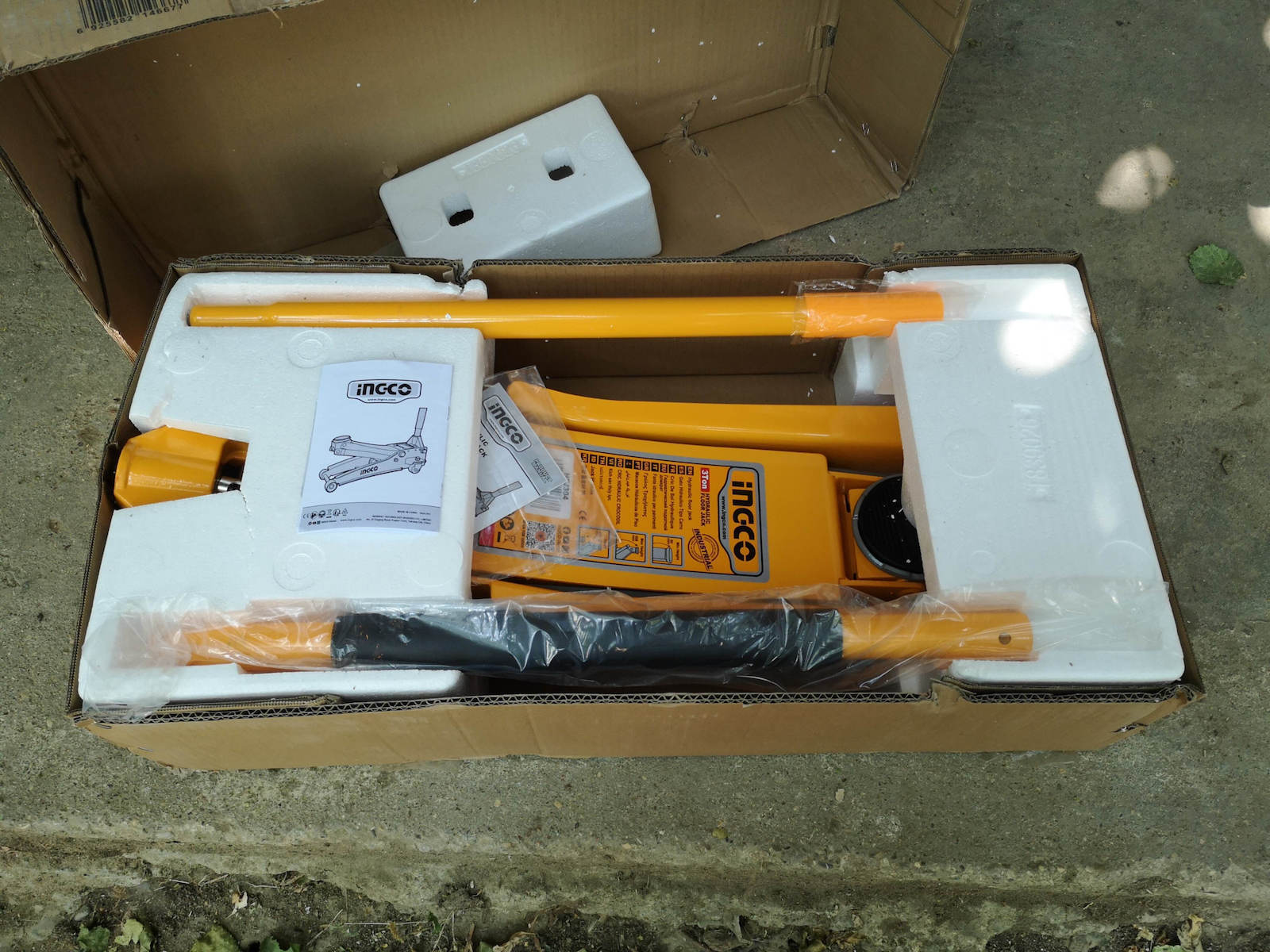 Ingco Hydraulic Carriage Jack with Lifting Capacity up to 34cm and Weight Capacity up to 2 Tons