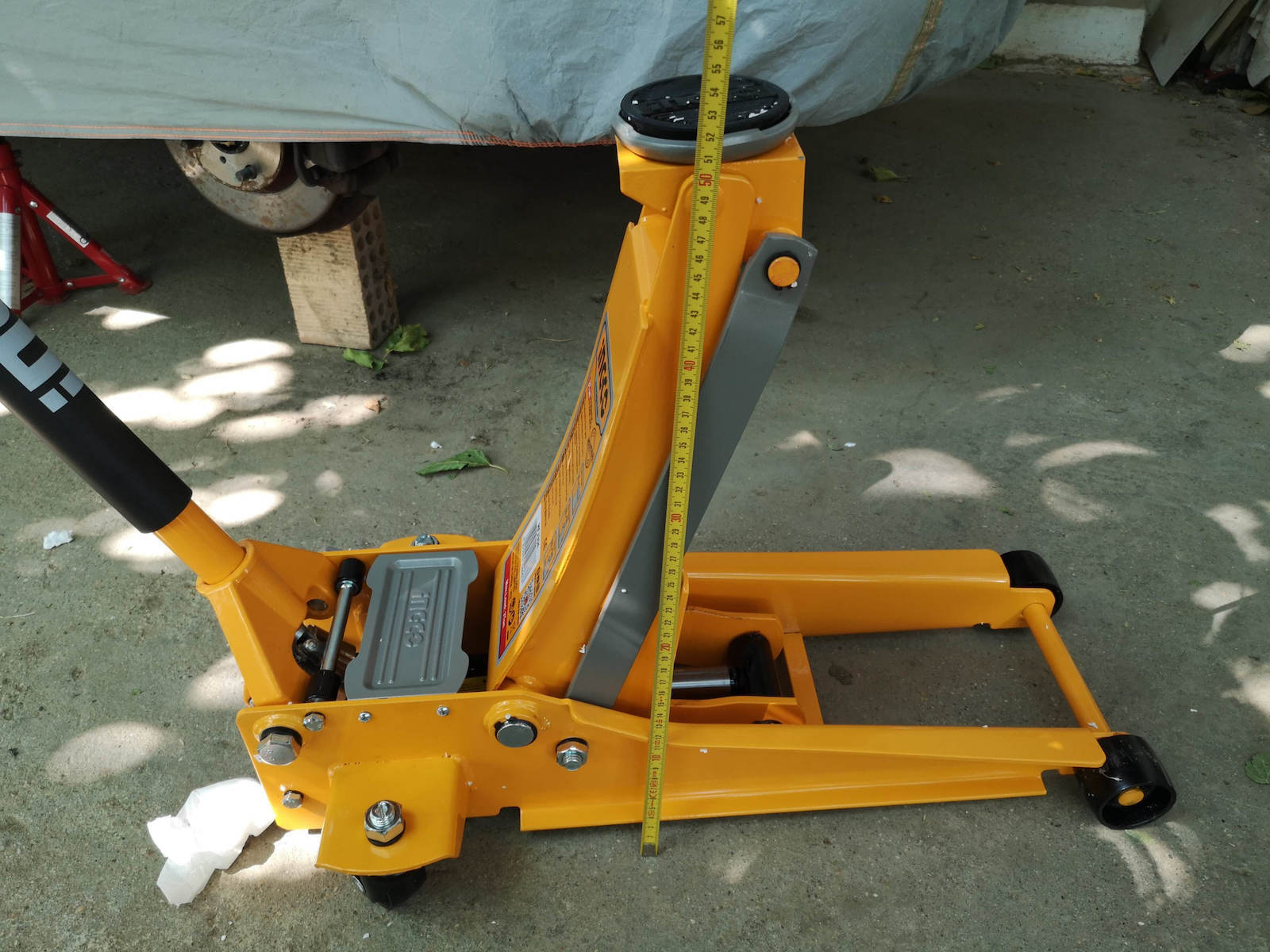 Ingco Hydraulic Carriage Jack with Lifting Capacity up to 34cm and Weight Capacity up to 2 Tons