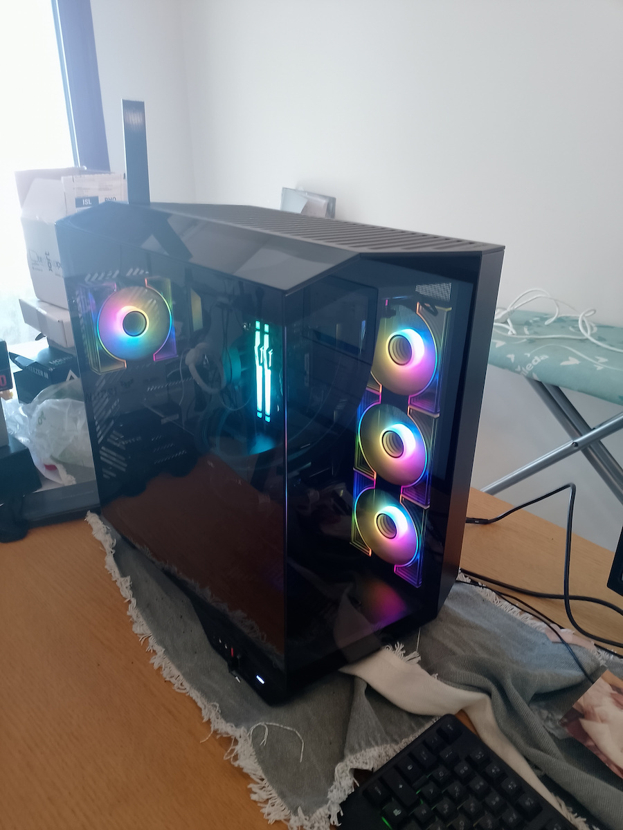 Darkflash DY470 (+fans & gpu bracket) Gaming Middle Tower Carcasă Calculator cu Fereastră Laterală și Iluminare RGB Negru