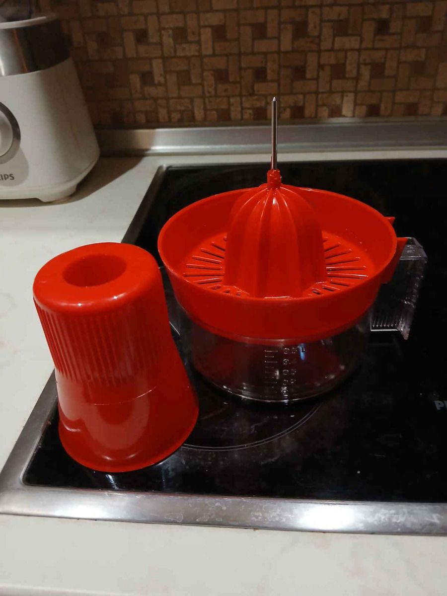 Techniplast Classic Orange Juicer with Plastic Container in Orange Colour