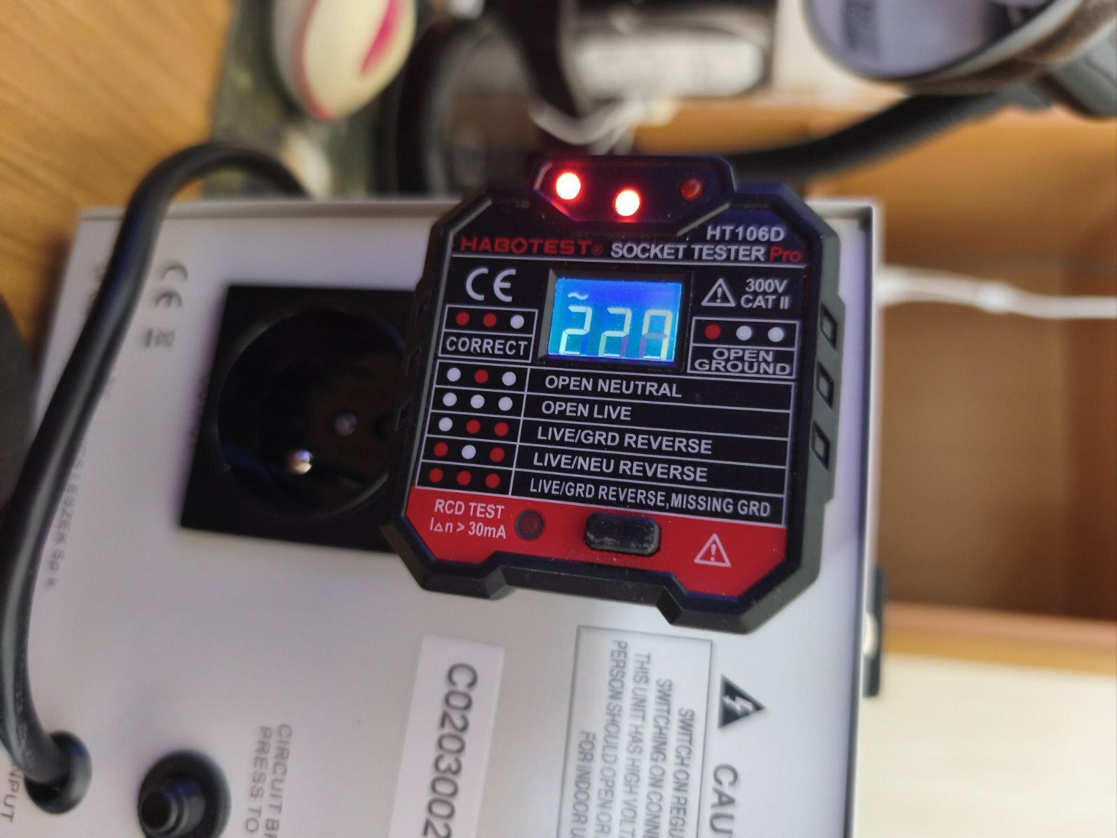 Kemot SER-2000 Voltage Regulator Servo 2000VA with 2 Sockets Current