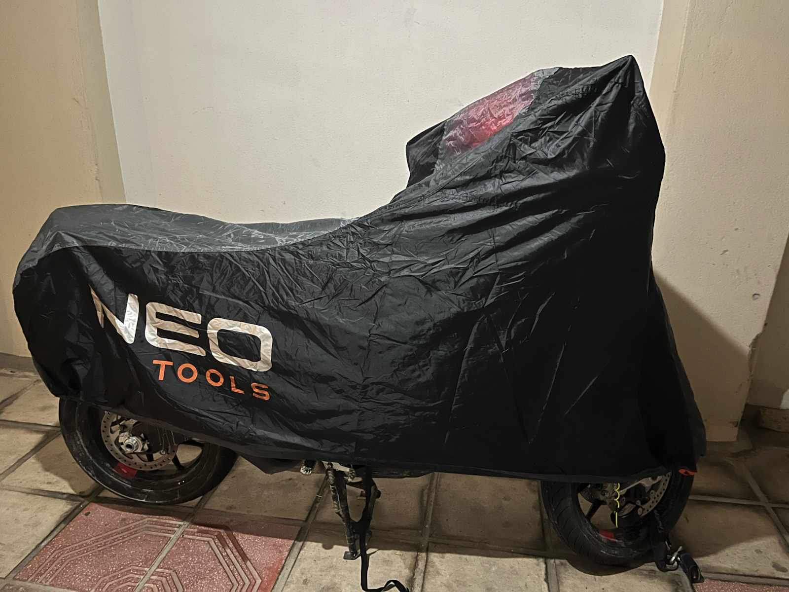 Neo Tools Κουκούλα Μηχανής Αδιάβροχη Μ246xΠ104xΥ127εκ.
