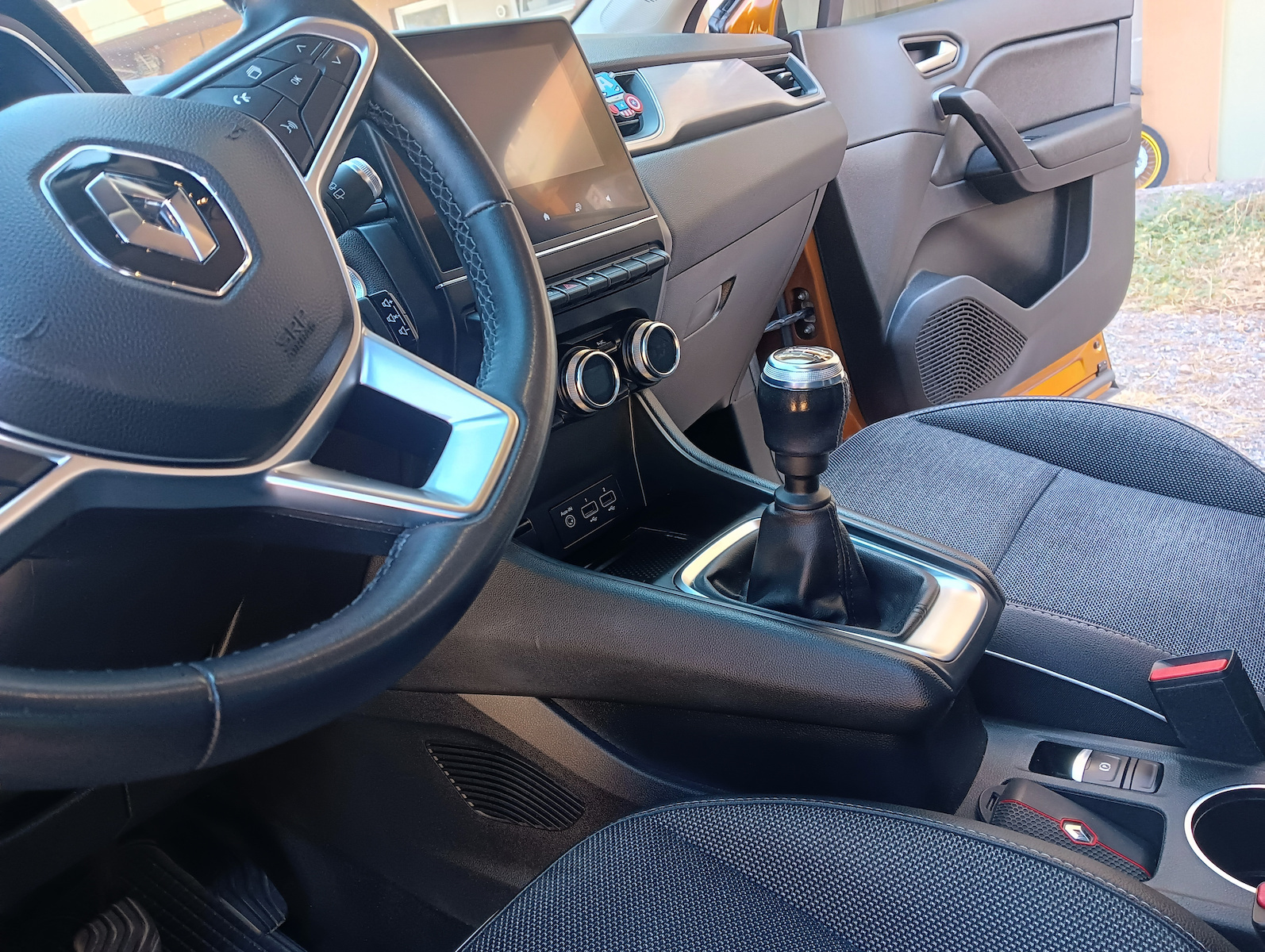 Meguiar's Ultimate Interior Detailer Cleaning / Polishing and Protective Spray for Car Dashboard 473ml