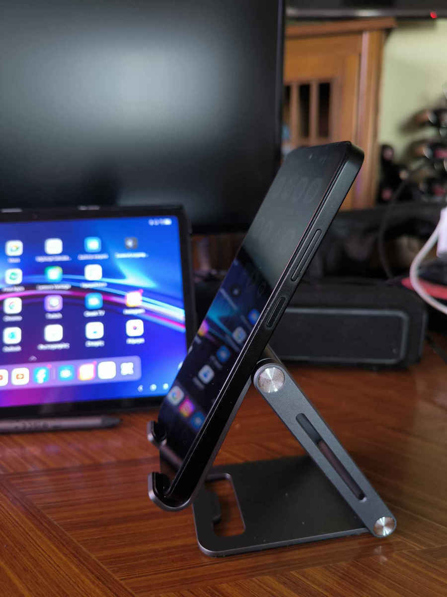 Ugreen LP263 Desk Stand for Mobile in Gray color