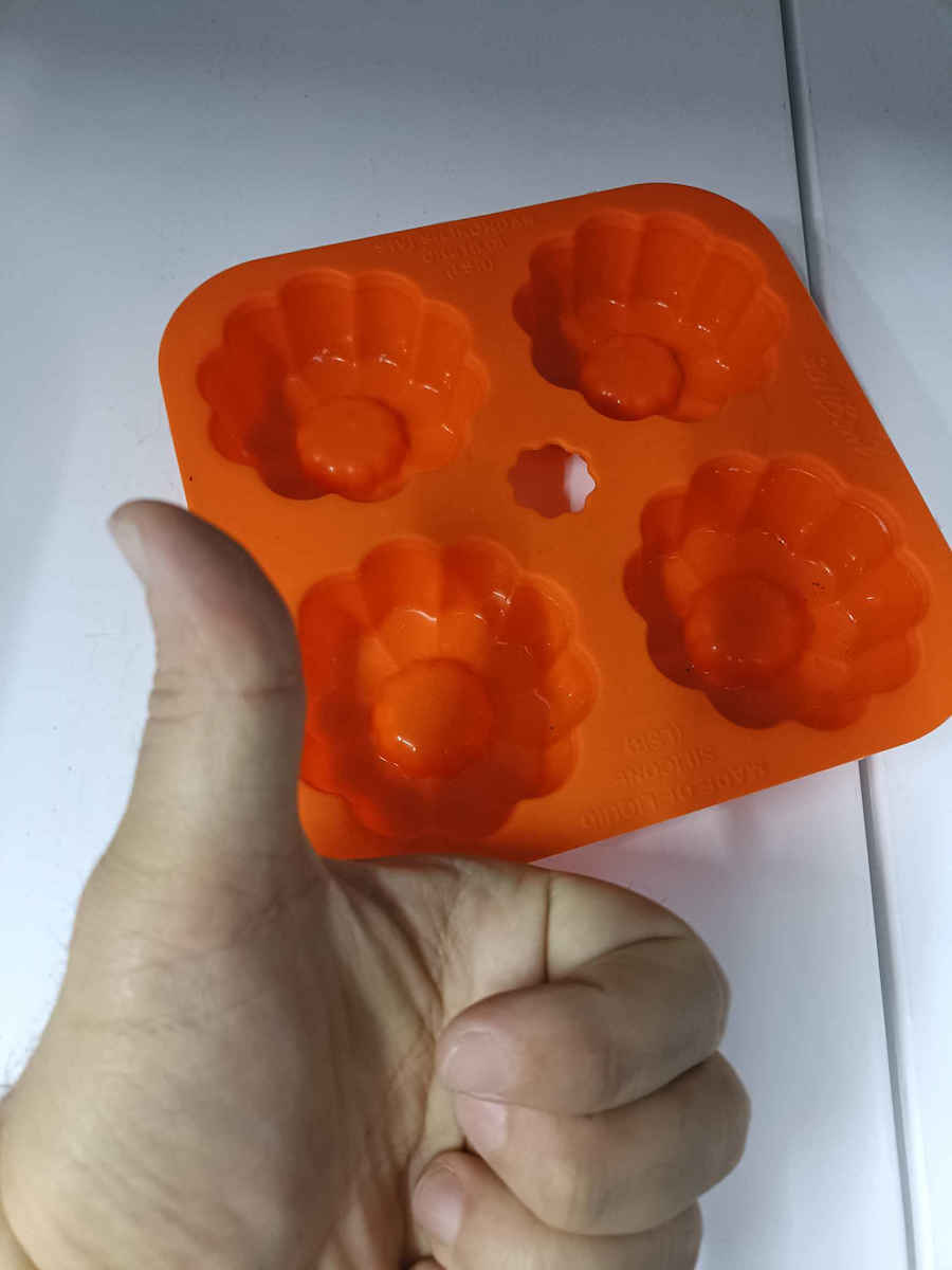 SoftBowl No Coating Silicone Chocolates 4 Cups Baking Pan Classic 16.8x16.8x3.1cm
