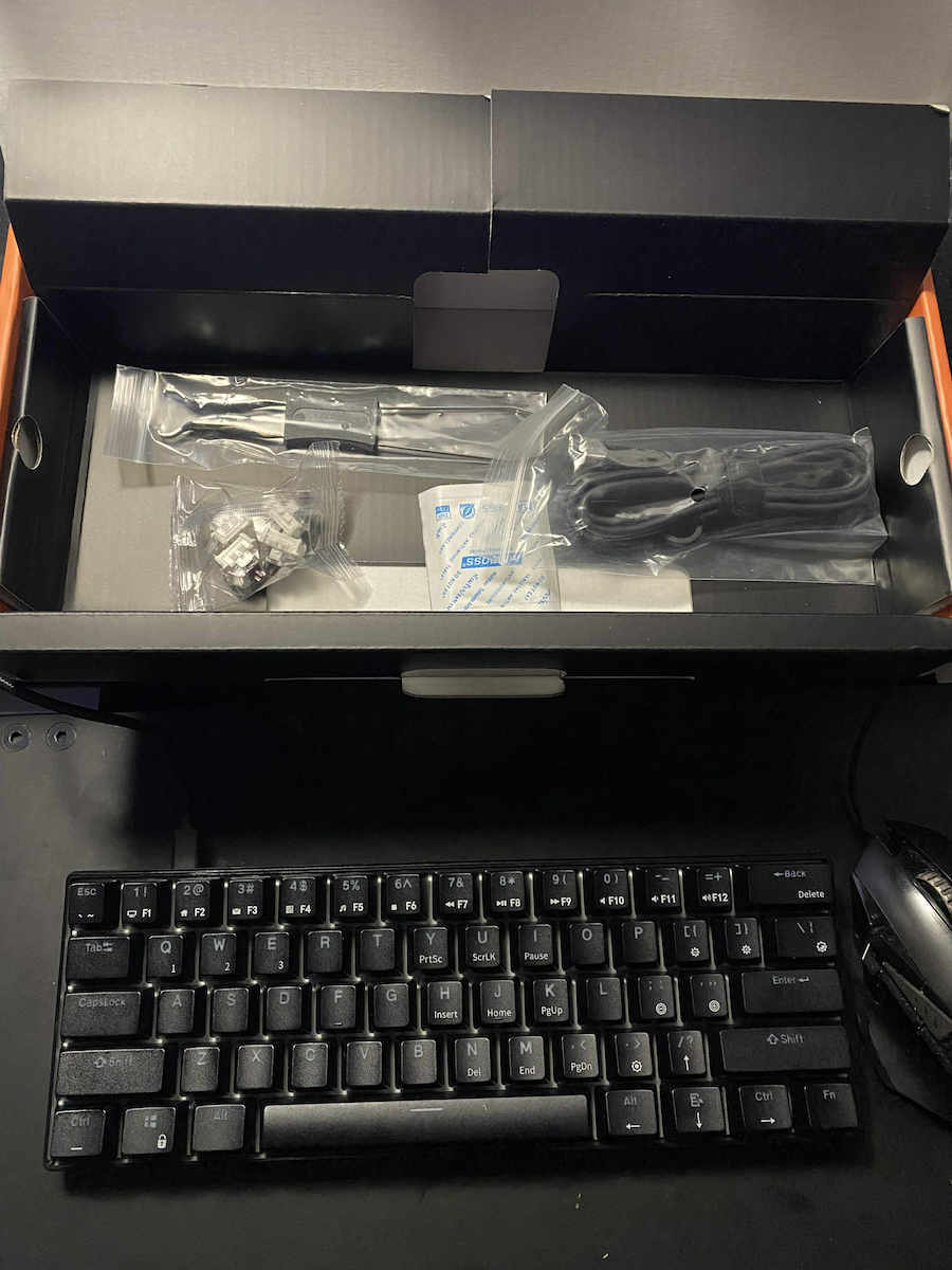 Royal Kludge RK61 Kabelloses Gaming-Technik Tastatur 60% mit Benutzerdefiniertes Rot Schaltern und RGB-Beleuchtung (Englisch (US))