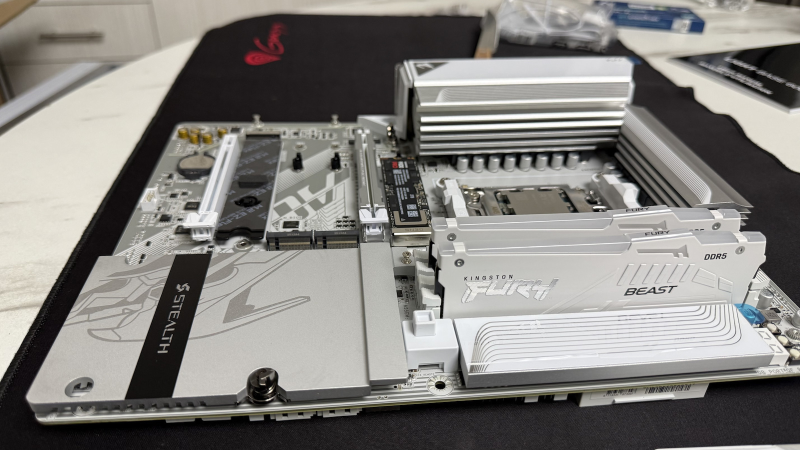 Gigabyte X870 AORUS STEALTH ICE Wi-Fi Motherboard ATX με AMD AM5 Socket